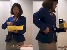 Atau ingin anaknya, adik, kakak, dan begitu katanya. Terekam Kamera Pegawai Bank Ketahuan Ambil Uang Nasabah Indozone Id