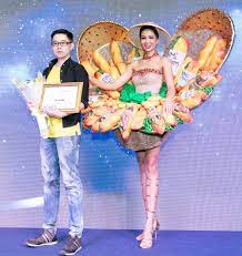 Nhân dịp livestream này, h'hen niê cũng một lần nữa đáp trả trước những tranh cãi cho rằng cô sống giả tạo, cố tình dìm hàng hay thiếu tinh tế với khánh trong lúc khánh vân gây sốt với màn trình diễn trong đêm thi trang phục dân tộc, h'hen niê chia sẻ lại ảnh cũ liền bị trách ăn mày quá khứ. Trang Phá»¥c Banh Mi Cá»§a H Hen Nie Gay Bao Táº¡i Hoa Háº­u Hoan VÅ© 2018 Ntk Noi Gi