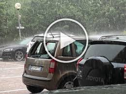 Precipitazione atmosferica formata da acqua congelata in chicchi più o meno grossi, che cadono dal cielo spesso devastando le colture. Meteo Cronaca Diretta Video Bologna Apocalittico Downburst E Grandine Distruttiva Contro Le Auto Ilmeteo It