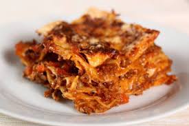 Perdonate la rima 😁, ma cosa c'è di meglio delle lasagne per cominciare la settimana? Lasagne Con Ragu Di Salsiccia Il Piatto Piu Esplosivo Che Ci Sia
