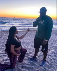 It doesn't matter which knee you'll. Very Pregnant Woman Gets Down On One Knee To Propose To Boyfriend