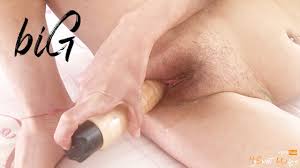 Жена мастурбирует пальцем и большим дилдо до оргазма