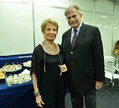 Trabalhou em um banco e um hotel antes entrar na carreira teatral, atuando profissionalmente pela primeira vez em uma peça infantil no ano de 1965. A Historia De Amor De Gloria Menezes E Tarcisio Meira Estrelando