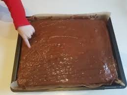 Sobald der kuchen abgekühlt ist, kann die schokoglasur aufgetragen werden. Schokoladen Blechkuchen Mit Schokoguss Simplylovelychaos