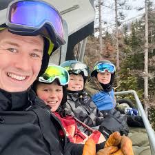 Mama and the littler crew at home while daddy and the bigger crew hit the  mountain yesterday (swipe for that pic)! Two very different scenes but I  love both for different reasons.
