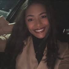 Anne Hathaway will officially star in the film adaptation of Colleen  Hoover's #Verity with Michael Showalter set to direct. fandan.co/MovieNews