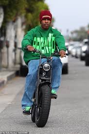 El garaje del rapero asap rocky entremezcla modelos de lujo de última generación con ejemplares exclusivos y referencias que, sin perder ni un ápice de clase,. Rihanna S Boyfriend A Ap Rocky Cruises Down A Street In La On A Super73 Electric Motorbike Aktuelle Boulevard Nachrichten Und Fotogalerien Zu Stars Sternchen