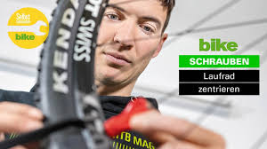 Achter Im Laufrad Oder Schlag In Der Felge Laufrader Am Mountainbike Zentrieren Anleitung Youtube