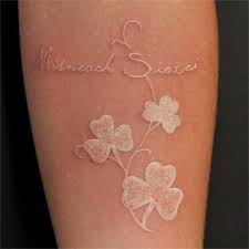 Here are some of the best white ink tattoo ideas out there right now. White Ink Tattoo Das Neue Genre Der Tattoo Art Damenmode Mit Stil Trendige