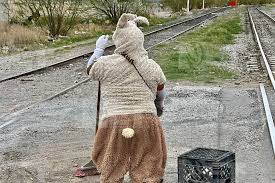 Con su traje de conejo, don Rubén Ledezma trabaja tapando baches en Pascua