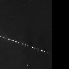 These 60 satellites initially fly in a chain formation, but over time they spread. Starlink Satelliten Von Spacex Vermullen Nachthimmel Und Erdumlaufbahn Wissen