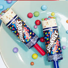 Vanilla flavour ice cream with whole mini and crushed milk chocolate pieces in a crisp sugar shell (18%). Smarties Pop Up Froneri Austria