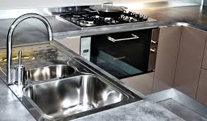 Risulta essere possibili eliminarli con una miscela di 50 gr di come togliere il calcare da lavatrice e ferro da stiro. Come Pulire L Acciaio Inox Senza Lasciare Aloni Eudorex Cleaning