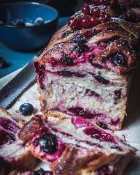 Une Babka Legere Ultra Moelleuse Et Gorgee De Fruits Frais Et Acidules Releves D Une Note De En 2020 Desserts Aux Myrtilles Recette Myrtille Desserts Aux Fruits Frais