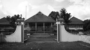 The duchess (2008) · 2. Sultans Palaces And Museums In Indonesian Borneo National Policies Political Decentralization Cultural Depatrimonization Identity Relocalization 1950 2010