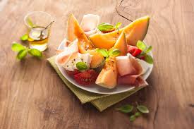 Assiette De Melon Tomate Mozza Jambon Et Basilic Recette Interfel Les Fruits Et Legumes Frais Recette Fruits Et Legumes Frais Salade Melon Tomates Mozza