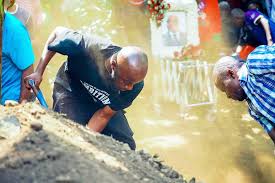 Sehemu ya matukio ya rafiki zako wa #Cloudsmediagroup ambao wameungana na  familia ya @Kenedytheremedy katika kupumzisha baba yake mzazi Dkt Frank Orio  ambaye alifariki dunia September 24, 2024 Jijini Arusha alikokuwa akipatiwa