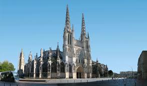 La Cathedrale Saint Andre De Bordeaux Situee Sur La Place Pey Berland Est Le Lieu De Culte Le Plus Imposant De Bordeaux Bordeaux Cathedral Paris Eiffel Tower