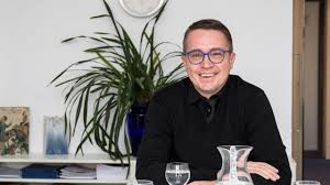 Je přednosta institutu askepion, stomatochirurg, předseda společnosti estetické a laserové medicíny a prezident české stomatologické komory. Pojistovny Ted Narizuji Ze Vrtani Musi Pacienta Bolet Tvrdi Novy Sef Stomatologicke Komory Roman Smucler Hospodarske Noviny Ihned Cz
