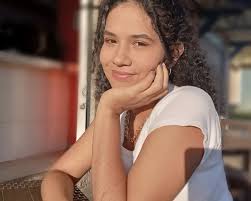 Lucia Guerra en el sofá de Le Creative Space