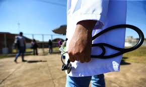 Casos de violência contra médicos mais que dobram no Paraná