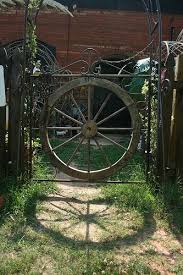 Voir cette épingle et d'autres images dans hiver par anny. 30 Idees De Roue De Charette En 2021 Roue Roues De Chariot Roue En Bois