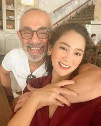 10 potret mesra bunga zainal dengan suaminya produser ternama. Profil Bunga Zainal Artis Yang Baru Saja Dilarikan Ke Rumah Sakit Matamata Com