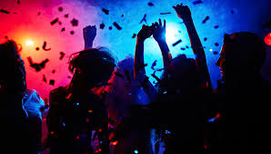 Перевод слова rave, американское и британское произношение, транскрипция, словосочетания, однокоренные слова, примеры использования. Things You Should Know Before Your First Rave Beat