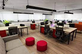 Sala Com Estacoes De Trabalho E Espaco Colaborativo Em Escritorio Descontraido Projeto Corporativo Decora Decoracao Escritorio Interiores Estacao De Trabalho