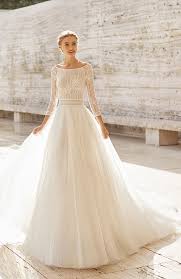 La collezione di alta moda dell'azienda si ispira all'architettura moderna, dando vita ad abiti dalle linee pulite con una punta di singolarità, elaborati a partire da materiali e generi di altissima qualità; Abito Da Sposa 2021 Rosa Clara Couture Edna Le Mariage