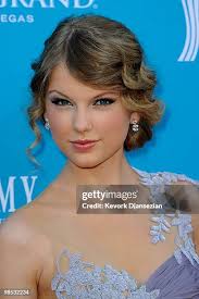 Musician Randy Travis and wife Lib Hatcher Travis arrive for the 45th...  News Photo