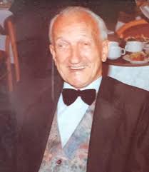 Just want to let you know that Dad, Gramps, Ross Thomas died peacefully  last night in the care of Malvern Community Hospital aged 91. 1926-2018.