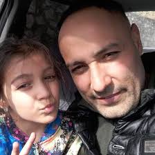 Există momente care definesc o epocă. Moartea lui Charlie Kirk, asasinat  pentru ideile lui, nu este doar o tragedie și o pierdere pentru mișcarea  conservatoare. Este și un semn de avertizare: atunci