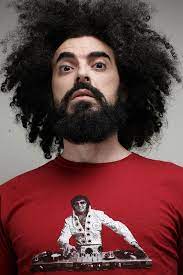 Born in molfetta, in the southern region of apulia, caparezza debuted in 1997 at the sanremo festival under the name mikimix. Biografia Di Caparezza