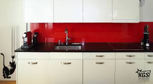 Kuchenruckwand Aus Glas In Ral3020 Von Ihrer Glaserei Das Kraftige Auffallende Und Doch Warme Rot In Ral 3020 Der Kuchenruckwand Kuche Kuchen Ruckwand