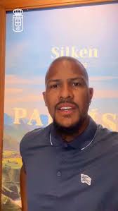 🤷🏻‍♂️ ¿Por qué todos los jugones sonríen igual? , 👑🏡 @salorondon23  Bienvenido a casa , #RealOviedo 🔵⚪️