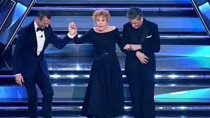 È una delle artiste italiane dalla carriera più longeva: Ornella Vanoni Incanta L Ariston Poi Bacchetta Fiorello E All Orchestra Siete Sfatti