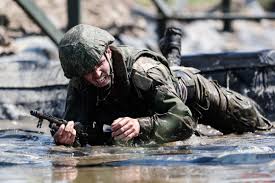 Soldado as a masculine noun, used for male and female soldiers; El Mejor Soldado Del Mundo Atleta Crossfit Y Competidor Games