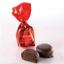 Pralina di cioccolato extra fondente con un ripieno a base di cioccolato fondente, crema pasticcera e jamaica rhum originale, incartata singolarmente a ciuffo. Cuneesi With Rum Bramardi
