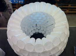 Un carré de feutrine, deux pelotes de laines, de la mousse florale, une boule. Comment Faire Un Bonhomme De Neige En Gobelets En Plastique