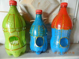 Maison A Graines Pour Les Oiseaux Avec Des Bouteilles Plastiques Bouteille Plastique Art De Bouteille En Plastique Bouteille