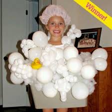Schaumbad Kostum Mit Ganz Viel Weissen Luftballons In Verschiedenen Grossen Und Einer Duschhaube Die Bade Halloween Kinderkostume Halloween Kinder Luftballons