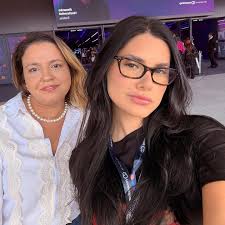 No sorriso de uma criança, perde-se a tristeza, porque onde elas se  encontram a alegria toma lugar. Mirna Rosa Maria e Eu.