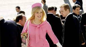 Ella es una belleza de beverly hills que hará lo que sea para conservar a su hombre. Marie Claire Legalmente Rubia Un Mensaje De Empoderamiento