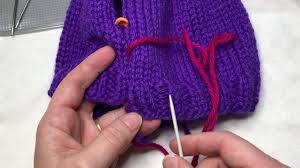 Knitting stitch patterns from stockinette to garter, the stitches detailed in this section are bound to turn up in many knitters use a length of smooth cotton yarn and thread it through the stitches, tying the ends into an when working flat, back and forth knitting, knitting every row creates garter stitch. How To Seam Up A Hat Using Mattress Stitch Mattress Stitch Mattress Stitch Knitting Knitting