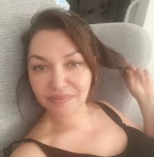 Check spelling or type a new query. H Kaith Garmph Mas Deixnei Thn Fysikh Omorfia Ths