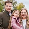 На фото актриса позирует с печальным видом и перебинтованной головой. 1
