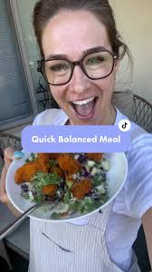 whats your favourite quick, balanced plate meal?! 👇🏼😍👀 #rdsoftiktok  #sportsnutrition #easymeal #quickdinner #costcotok #dietitiansoftiktok