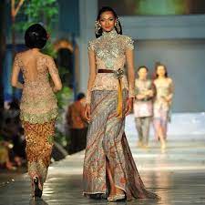 Busana yang dikenakan oleh boneka ini adalah kebaya tradisional sederhana berwarna hitam yang merepresentasikan anne avantie dalam kesehariannya. Karya Anne Avantie Disewakan Betulkah Fashion Fimela Com