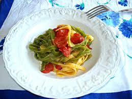 I pici sono un tipo di pasta fatta a mano, simili agli spaghetti ma più larghi, tipici del sud della toscana, in particolare di siena, della val d'orcia, della val di chiana, del monte amiata, della provincia di arezzo fino a spingersi alle confinanti zone dell'alta tuscia viterbese provincia di viterbo, della val di paglia e dell'orvietano dove però più spesso sono chiamati umbricelli, l. Tagliatelle Paglia E Fieno Di Clarabella